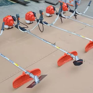 Débroussailleuse de jardin Husqvarna 143, 41,5 cm³, 2 temps, à essence, pour l'entretien professionnel des pelouses - Product Image 1