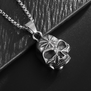 Collar con colgante de calavera de acero inoxidable, dije de hoja de arce de dos tonos, joyería de regalo - Product Image 2