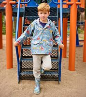 Großhandel Hochwertige Polyester Maßgefertigte Kinder-Regenjacke Wasserdicht mit Aufdruck für Mädchen Reisen Touren Outdoor Regenmantel