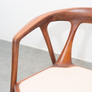 Chaise de salle à manger élégante de style italien avec structure en bois massif, assise et accoudoirs rembourrés, meubles de luxe PISANO - Product Image 3