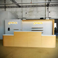 Stand d'exposition modulaire personnalisé de 10 à 20 pieds avec panneaux en carbone cristallin, comptoir de réception incurvé, rétroéclairage LED et finition bois.