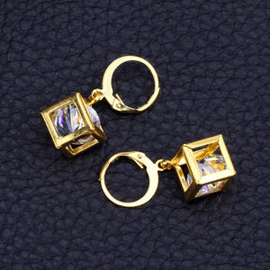 Nuevos Diseños de Aretes de Oro, Aretes de Clip de Acero Inoxidable Prismáticos, Joyería para Mujeres y Niñas - Product Image 4