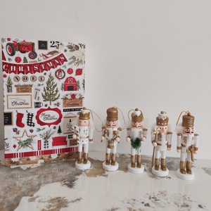 Vente en gros de pendentifs <span class=keywords><strong>casse</strong></span>-noisettes en bois faits à la main de 13 cm avec impression couleur intégrale, marque Ziyu, classique pour la décoration de Noël - Product Image 2