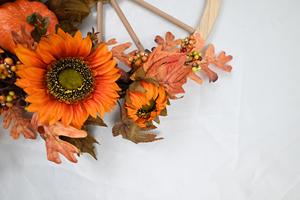 Guirnalda Artificial de Otoño Personalizada de Fábrica con Hojas de Arce y Girasoles para Puerta Principal - Product Image 5