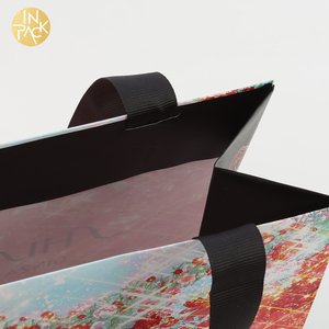 Trong gói Túi Quà Tặng nghệ thuật tùy chỉnh giấy mua sắm túi giấy in đầy đủ bạc lá đỏ logo nhúng ruy băng xử lý Túi Quà Tặng Giấy - Product Image 4