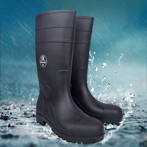 Botas de seguridad de PVC negras de caña alta para hombre con puntera de acero, antideslizantes, de color sólido, con protección superior extendida. - Product Image 1