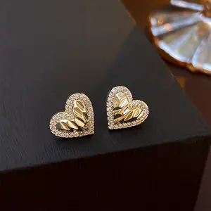 Grosir 18K zirkon berlapis emas jimat hati 925 jarum perak anting kancing untuk wanita aksesoris Fashion kasual harian