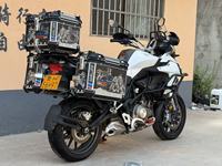 Moto d'aventure Benelli TRK 502 |   Moteur bicylindre de 499,6 cm³, 35 kW de puissance, ABS