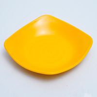 Plat à poisson en plastique PP résistant aux hautes températures, plat commercial anti-chute, durable, moderne et minimaliste pour l'hôtellerie et la restauration