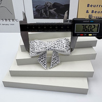Vente en gros usine : Pinces à cheveux nœud et patchs en strass à coudre en forme de fleur 3D en verre pour chaussures, vêtements, sacs, couleur et taille personnalisables