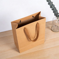 Sac en papier kraft écologique de luxe, recyclable, avec logo imprimé personnalisé et poignée, pour l'emballage de vêtements, de nourriture, de cadeaux, de bougies