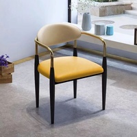 Chaise de salle à manger moderne de luxe léger pour hôtel, café, restaurant, avec accoudoirs, structure métallique et assise en cuir souple