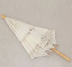 Parasol d'extérieur en bois avec dentelle blanche, décoration unie et centre de mariage en dentelle multicolore - Product Image 4