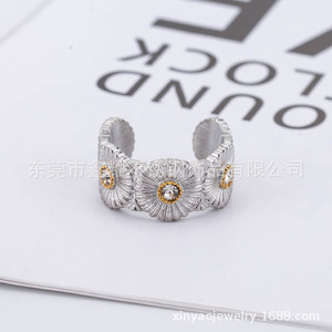 แหวนดอกไม้สแตนเลสสตีลประดับเพชรลายเดซี่สำหรับผู้หญิง สวมใส่ได้ทุกวัน ดีไซน์เปิดหน้า ชุบทอง 18K - Product Image 3