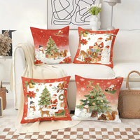 Housses de coussin sur le thème de Noël, avec des motifs de Père Noël, bonhomme de neige, cerf et renne dans des scènes festives.