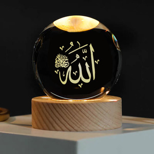 Vente en gros de boules de cristal gravées au laser islamiques, polies, 6 cm, 8 cm, boule de cristal illuminée, souvenir islamique avec base lumineuse LED - Product Image 3