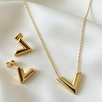 Ensemble de bijoux minimalistes en acier titane pour femmes : boucles d'oreilles, collier pendentif en V 3D et bracelet à maillons tendance