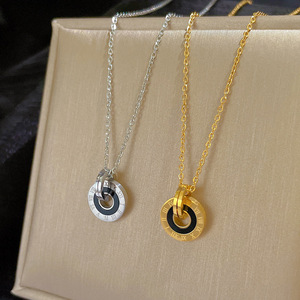 Kalung Berukir Angka Romawi Bentuk Lingkaran Bulat untuk Wanita Pria, Cincin Bulat Lapis Emas Baja Titanium, Kalung Pasangan - Product Image 1