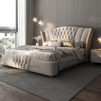 Modernes Erwachsenen-Schlafzimmermöbel Komfortables Beige Kuhlederbett mit Goldverzierung Doppelbett mit Pneumatischer Struktur Luxusausführung