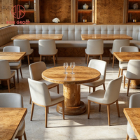 Ensemble de mobilier de restaurant moderne et luxueux aux tons chauds, tables rondes en bois massif et banquettes en cuir gris pour café