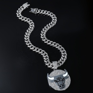 Collier pendentif hip-hop tendance en alliage plaqué or, cristal glacé, charme Chicago-Bulls, chaîne cubaine, bijoux d'équipe de basket-ball, nouveauté - Product Image 4