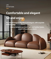 Ensemble de canapé sectionnel en cuir minimaliste italien avec dossier incurvé, 3 places et fauteuil individuel pour un salon moderne dans un appartement ou une villa