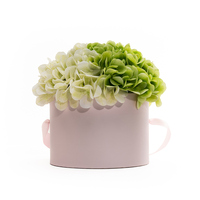 Boîte à fleurs ronde rigide rose clair personnalisée avec extrémité en plastique et poignée en ruban de satin pour l'emballage de fleurs fraîches et de bouquets