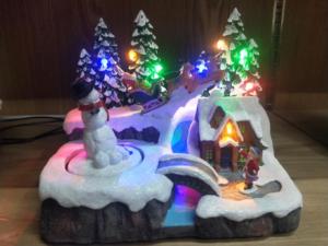 Nouvelle conception 2025 : Père Noël électrique grimpeur sur échelle, à piles, avec plusieurs modèles de poupées de Noël oscillantes - Product Image 1