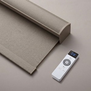 Stores enrouleurs motorisés intelligents, occultants, sans cordon, avec design en tissu intégré, couleur <span class=keywords><strong>taupe</strong></span> chaud, pour fenêtres. - Product Image 1