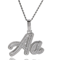 Collier avec initiale, zircone cubique 5A, plaqué or, grand pendentif en forme de plaque de nom serti de pierres, style classique, chaîne en laiton
