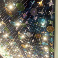 Décoration intérieure personnalisée lustre moderne en verre soufflé à la main dans le hall d'un grand hôtel de luxe