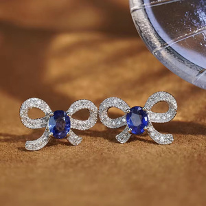 Orecchini a perno da donna con fiocco, scintillanti e intarsiati, gioielli eleganti e dolci per tutti i giorni - Product Image 1