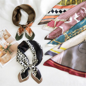 Nuovi Arrivi Genya: <span class=keywords><strong>Bandana</strong></span> Quadrata Stampata 70*70cm in Poliestere, Foulard Decorativo, <span class=keywords><strong>Bandana</strong></span> per <span class=keywords><strong>Capelli</strong></span> da Donna - Product Image 3