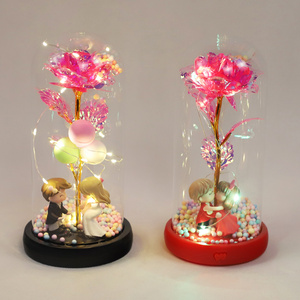 Couple s'embrassant dans le dôme de verre Rose scintillante enchantée - Product Image 5