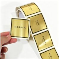 Étiquette adhésive personnalisée avec logo, résistante aux UV et à l'eau, autocollant en vinyle imprimé avec feuille d'or, autocollant numérique en polyvinyle chlorure en rouleau pour expédition