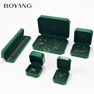 Set Completo di Scatole per Gioielli di Lusso in Ecopelle Verde con Logo Personalizzato per Bracciali, Orecchini, Ciondoli, Anelli e Collane - Product Image 2