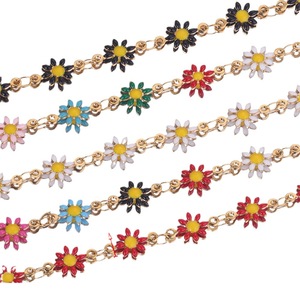 ขายเป็นเมตร โซ่สแตนเลสเคลือบทอง 18K ลายดอกเดซี่เคลือบสีสันสดใส ทำมือ พร้อมจี้รูปดอกทานตะวัน ขายส่งแบบม้วน - Product Image 1