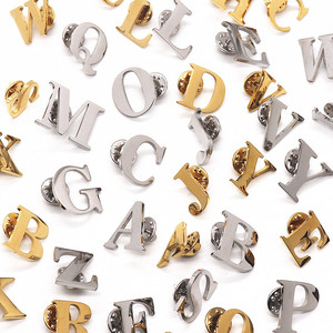 Souvenirs: Pines de solapa, insignias y broches de esmalte dorado con los 26 letras del alfabeto de la A a la Z, y pines de esmalte personalizados de acero inoxidable con las 26 letras del alfabeto de la A a la Z en dorado. - Product Image 1