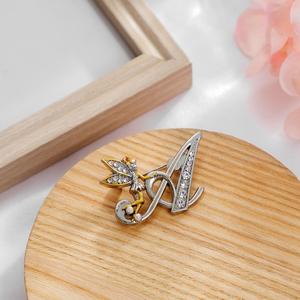 新しいシルバーフラワーフェアリースピリット26文字の英字ブローチは、おしゃれでクリエイティブなダイヤモンドがちりばめられた服のピンです - Product Image 6