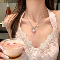 Nouveau collier délicat en acier inoxydable avec fraises et perles, une chaîne de clavicule légère, luxueuse et sophistiquée pour jeunes femmes