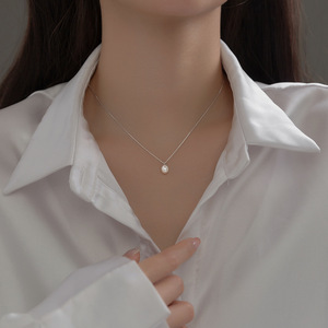 Collier pour femme en argent S925 D9346, style court, élégant, tempérament, perle d'eau douce, lumière intense, design élégant en forme de goutte d'eau - Product Image 2