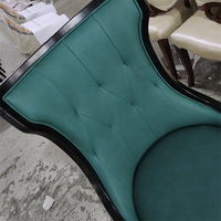 Chaise de salle à manger haut de gamme en bois massif moderne avec dossier rembourré pour hôtel et restaurant