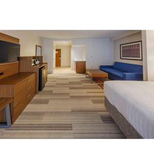 Hampton Inn ensembles <span class=keywords><strong>de</strong></span> chambre d'hôtel en bois King tête <span class=keywords><strong>de</strong></span> lit table <span class=keywords><strong>de</strong></span> chevet Table d'appoint meuble TV Table porte-bagages meubles d'hôtel - Product Image 3