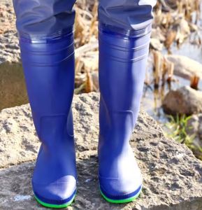 Fabrieksprijs Waterdichte Hippe Wader Broek Met Hoge Taille En Laars Pvc-Laag Stof Wader Padielaarzen - Product Image 3
