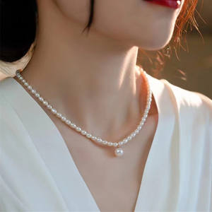 สร้อยคอมุกทรงกลมสีลูกกวาดธรรมชาติ ขนาด 8-9 มม. ทันสมัยและมีตำหนิเล็กน้อย แต่แต่ละชิ้นมีเอกลักษณ์เฉพาะตัว - Product Image 4