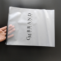Sac en PE recyclable givré avec impression en gravure de logo personnalisé pour les sweats à capuche, les t-shirts, l'emballage, sac à fermeture éclair
