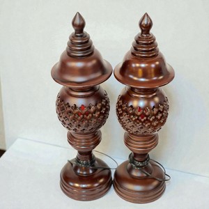 Paire de lanternes d'autel en bois en forme de nid d'abeille, faites à la main, supports de bougies en bois et pots, prix négociable - Product Image 1