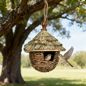 Nichoir à oiseaux tissé à la main 17x22 en herbe, à suspendre en extérieur pour le jardin - Product Image 1