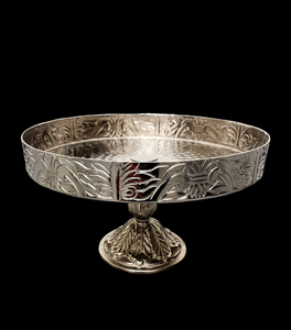 Assiette à gâteau vintage en métal fait main, ronde, motif végétal gravé, finition argentée, vendeur d'Inde - Product Image 1