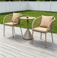 Ensemble bistrot moderne de conception récente pour l'extérieur, table à manger confortable en marbre et chaises en rotin pour patio, jardin, café, balcon